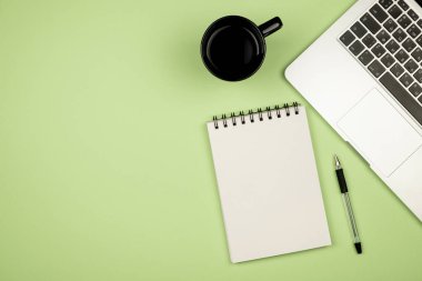 Modern ofis resepsiyon masası ile laptop, boş defter sayfası