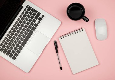 En az düz boş defter sayfasının stil resmi diffe ile yatıyordu.