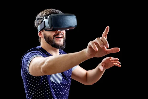 Jovem homem feliz experimentando realidade virtual — Fotografia de Stock