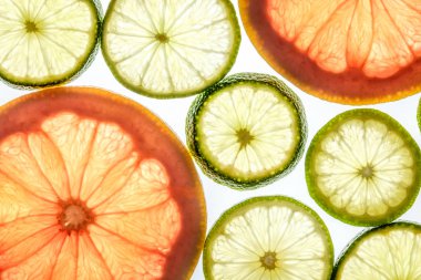 Beyaz parlak kireç ve greyfurt dilimleri