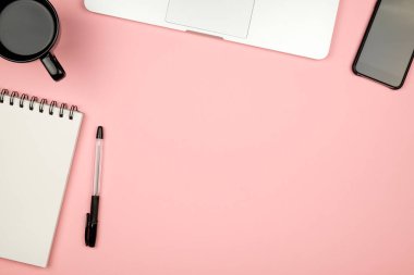 Ev ofis malzeme ile laptop, defter, fincan kahve ve diğer