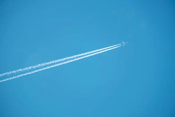 A kék ég sugárhajtású repülőgép nyomában — Stock Fotó