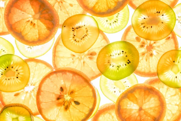 Mandarin and kiwi slices on white — Stock Photo, Image