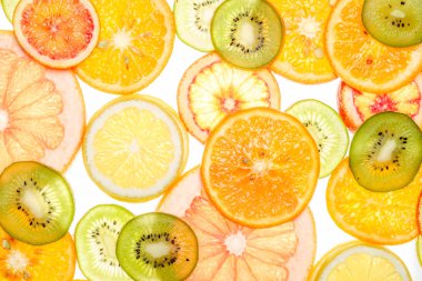 Beyaz üzerine karışık şeffaf narenciye meyve