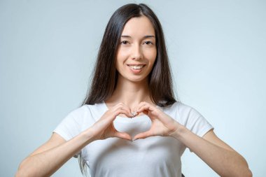 Genç güzel kız elleriyle bir kalp yapmak