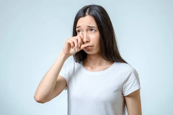 Una mujer hermosa y triste llorando — Foto de Stock