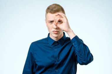 Genç görünümlü uzakta izole üzerinde beyaz adam