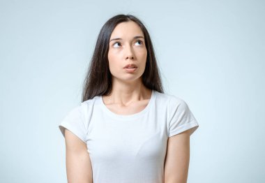 Güzel genç kendine güvenen bir kadınla ciddi express portresi