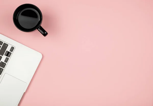 Vista de ángulo alto del escritorio de color de la oficina con espacio de copia — Foto de Stock