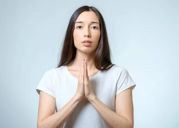 Πορτρέτο της closeup, μια νεαρή γυναίκα που προσεύχεται, απομονωμένο — Φωτογραφία Αρχείου
