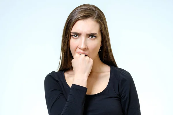 Retrato de mujer enojada grave joven — Foto de Stock