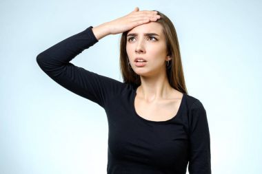 Genç güzel esmer kız kafasını dokunmadan