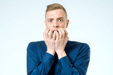 genç adam şok bakan korkuttu