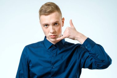 Gösterilen ciddi adam ara beni izole jest