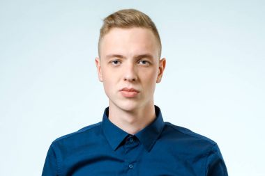 Kendinden emin, genç bir adam izole portresi