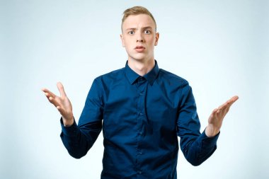 Üzgün üzgün genç adam izole