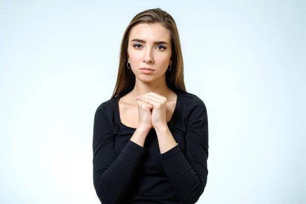 Vértes portré egy fiatal nő imádkozott elszigetelt — Stock Fotó