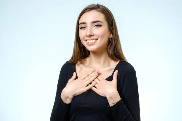 Porträtt av ung kvinna som positiva. — Stockfoto