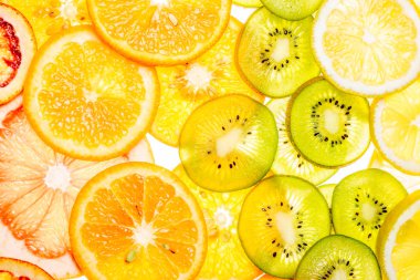 Güzel taze karışık narenciye arka plan olarak dilimlenmiş.