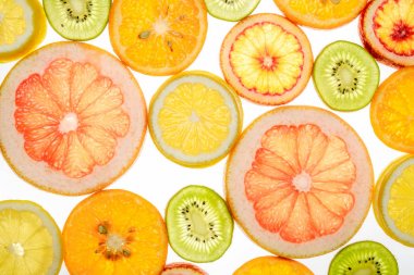 Beyaz üzerine taze şeffaf narenciye meyve karışımı