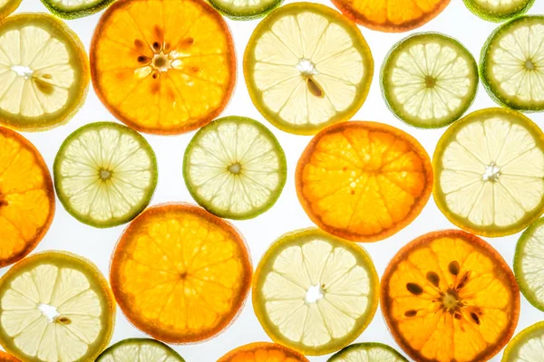 Tranches de mandarine, citron et lime brillantes sur blanc — Photo