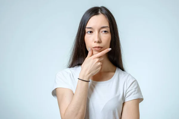 Retrato de hermosa joven confiada mujer con expreso serio — Foto de Stock