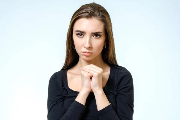 Retrato de close-up de uma jovem orando isolada — Fotografia de Stock