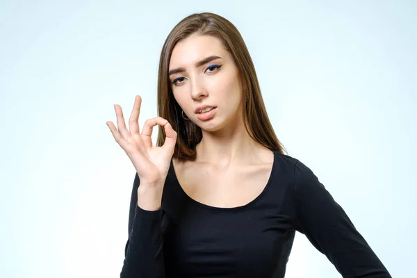 Éxito mujer mostrando pulgares hacia arriba gesto — Foto de Stock