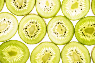 Beyaz parlak arka plan şeffaf kivi dilimleri