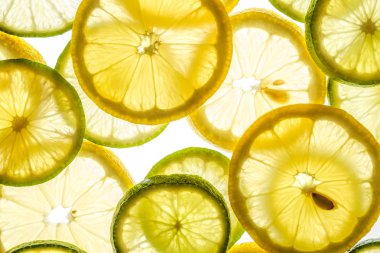 Parlak narenciye kireç ve beyaz limon dilimleri