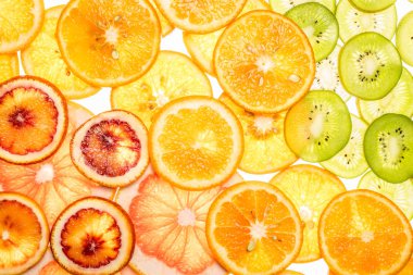 Beyaz üzerine karışık şeffaf narenciye meyve