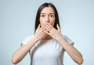 Genç bir kadın ağzını kapatıyor.
