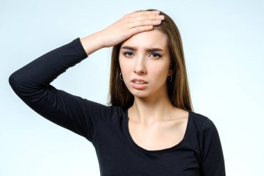 Genç güzel esmer kız kafasını dokunmadan