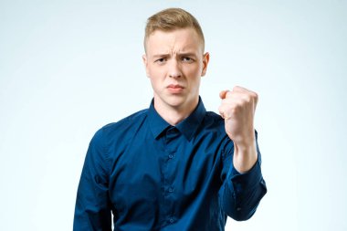 Kızgın el yumruk kaldırdı genç adam