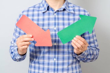 Yükselen grafiği oklarla tutan adam