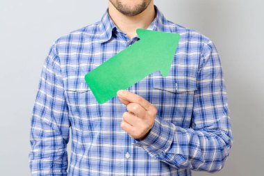 Adam sağa ve yukarı ok işaret ile