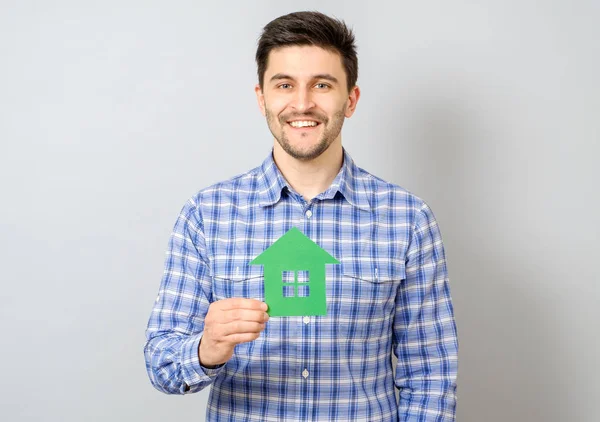 Hombre sosteniendo modelo de casa. Comprar un concepto de casa —  Fotos de Stock