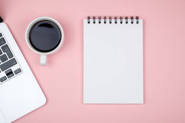 Dizüstü bilgisayar ve boş Not Defteri sayfası en az çalışma masası