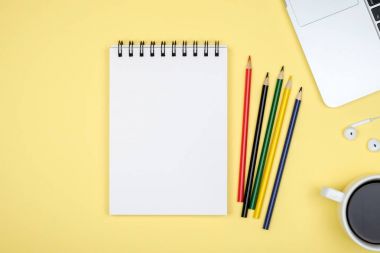 Modern ofis resepsiyon masası dizüstü bilgisayar ve boş defter sayfası