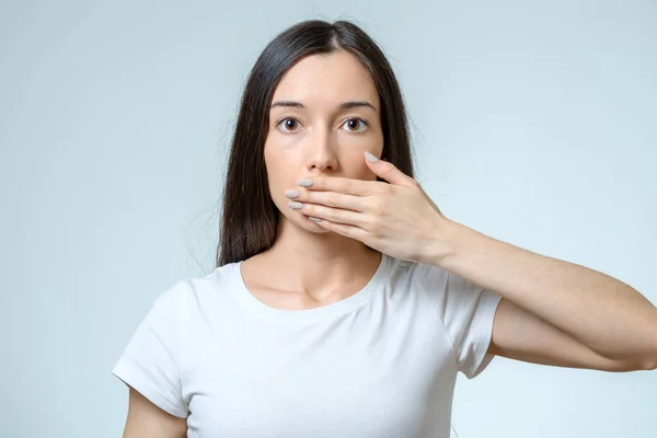 Mujer joven cubriéndose la boca — Foto de Stock