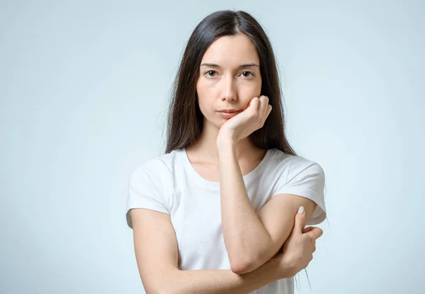 Portrait de belle jeune femme confiante avec expression sérieuse — Photo