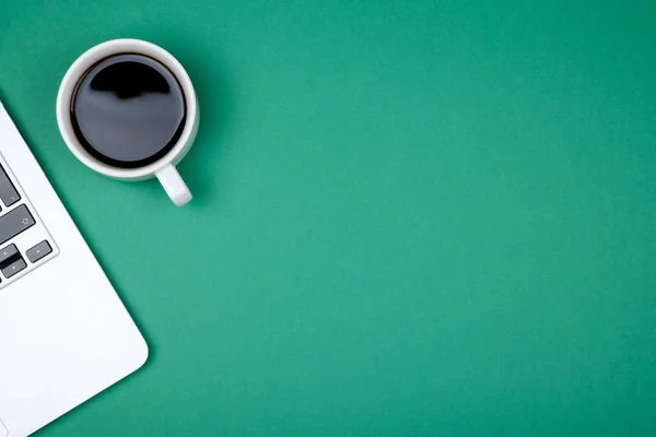 Dizüstü bilgisayarlı çalışma alanı, bir fincan kahve ve kopyalama alanı