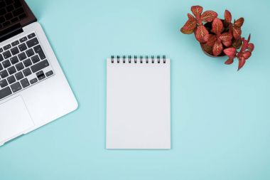 Modern ofis resepsiyon masası ile bilgisayar, boş defter sayfası ve 