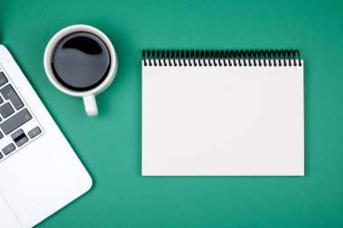 Tasarımcı Ofis Masası boş defter sayfası ve dizüstü bilgisayar ile