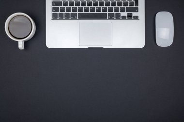 Ofis resepsiyon masası bilgisayar ile