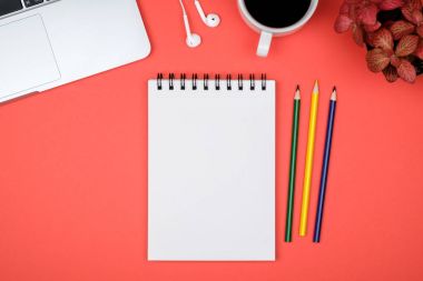 Modern ofis resepsiyon masası ile bilgisayar, boş defter sayfası ve 