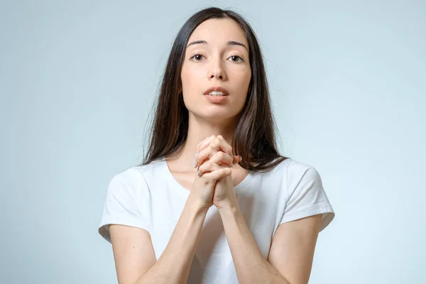 Närbild porträtt av en ung kvinna som ber isolerade — Stockfoto