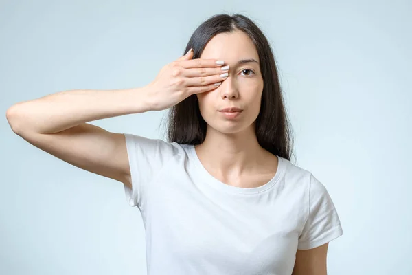 Menina jovem cobrindo seus olhos — Fotografia de Stock