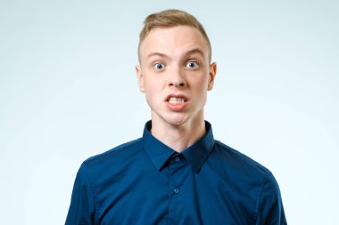 Adam sinir krizi izole