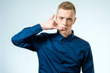 Gösterilen ciddi adam ara beni izole jest